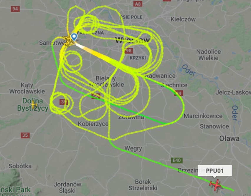 Niewielki samolot od rana krąży nad Wrocławiem - informują...