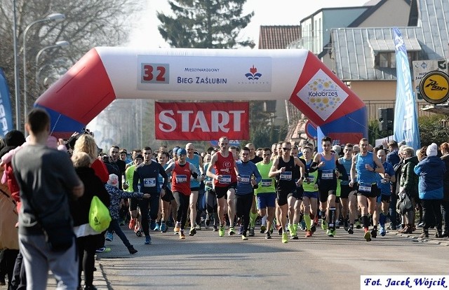 Po raz 32. w Kołobrzegu odbył się Międzynarodowy Bieg Zaślubin, organizowany w rocznicę walk o miasto podczas II Wojny Światowej. Tradycyjnie do pokonania był dystans 15 km. W związku z przebudową promenady, trasę poprowadzono w innym miejscu. Rywalizowano w zachodniej dzielnicy Kołobrzegu aż do Grzybowa. Do rywalizacji zgłosiło się 690 osób, ale wystartowało sporo mniej, bo 608. Sklasyfikowanych zostało 599 uczestników. Z wygranej cieszył się Paweł Związek ze Szczecina, któremu na mecie zmierzono czas 54.12 min. Drugi był Piotr Pawliński (Police, 54.47), a trzeci Grzegorz Braun (Gryfice, 55.15). Na 4. miejscu uplasował się najlepszy zawodnik z regionu, Kamil Orzechowski (TKKF Koszalin, 55.35), a tuż za nim najlepszy z biegaczy kołobrzeskich, Adam Fido (55.42). Ze 147 pań najszybszą okazała się faworytka, Katarzyna Pobłocka z Lęborka (1:01.49). Na podium stanęły także Magdalena Witkiewicz z Białogardu (1:02.34) i Joanna Rutkowska z Luzina (1:02.53). Na 7. miejscu najlepsza z kołobrzeżanek, Kornelia Maksymowicz (1:07.37).Obok generalnej prowadzone były inne klasyfikacje. A. Fido (36. DROP) wygrał zmagania żołnierzy, a czwarty był Tomasz Szopiński (KB Bryza Postomino). Drużynowo (suma wyników 3 biegaczy) triumfowała Grupa Azoty Police przed TKKF Koszalin (Orzechowski, Jan Zwoliński, Robert Kościelniak) i zespołem Postomino I (Szopiński, Grzegorz Prędki, Grzegorz Antosik).Komplet wyników: http://wyniki.b4sport.pl/xxxii-bieg-zaslubin-kolobrzeg-15-km/e897.html. 