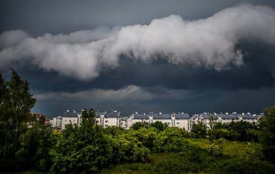Ostrzeżenia IMGW na weekend: burze, grad i silny wiatr! Groźne zjawiska w centrum Polski