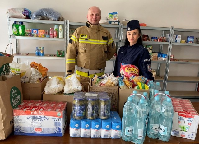 Policjanci zebrali dary dla Ukrainy i dostarczyli do magazynu w remizie OSP Wielka Wieś prowadzonego przez gminę