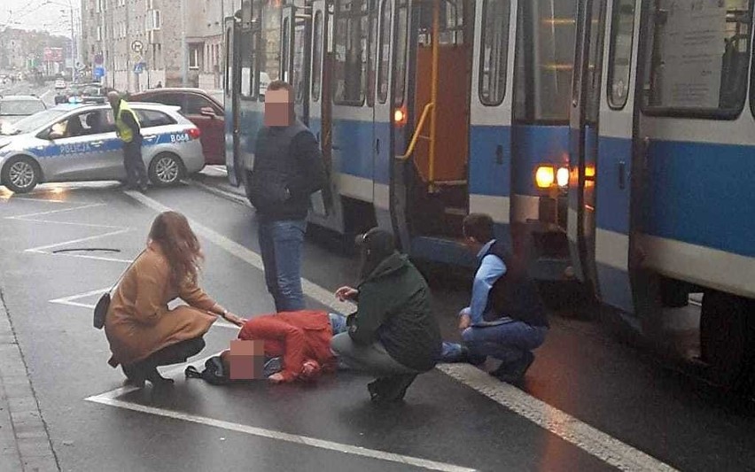 Pasażer wypadł z tramwaju przy ul. Sienkiewicza [FOTO]