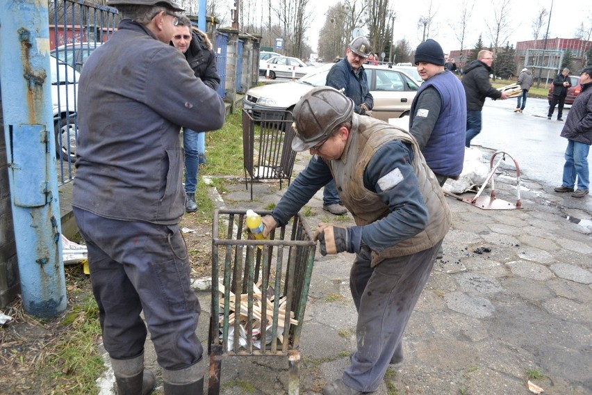 Strajk na Śląsku: miasteczko namiotowe przed kopalnią...