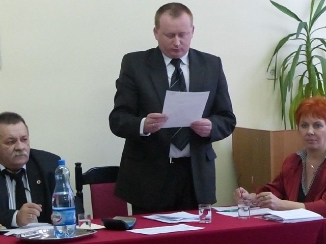 Na sesji rady odczytano pismo komitetu. Przewodniczący Eugeniusz Bugała (na zdjęciu siedzi) chciał je wprowadzić pod obrady, ale nic z tego nie wyszło.