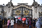 Brytyjczycy gromadzą się przed Pałacem Buckingham