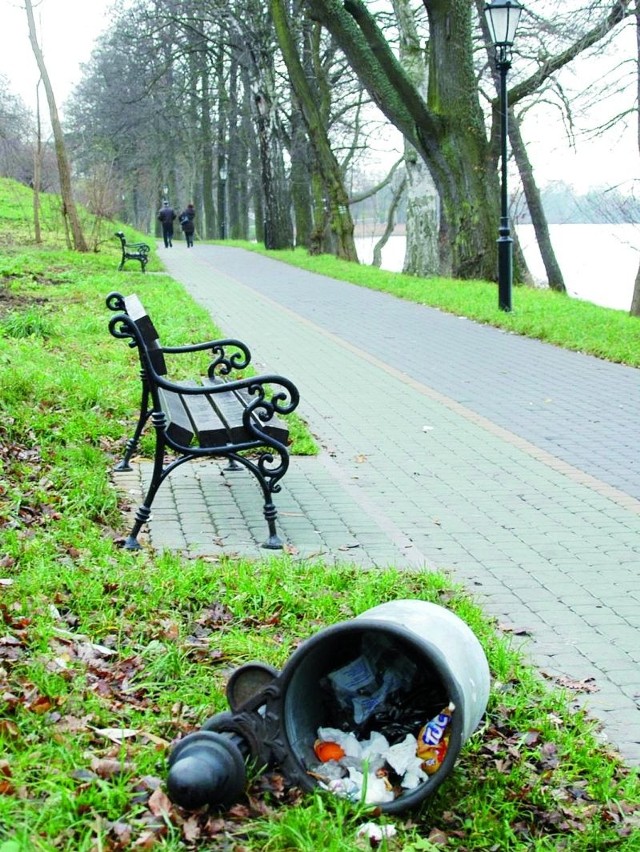 Ten kosz i inne &#8222;eksponaty&#8221; z promenady to przejaw zdziczenia młodych ełczan. Naprawa będzie kosztowna.