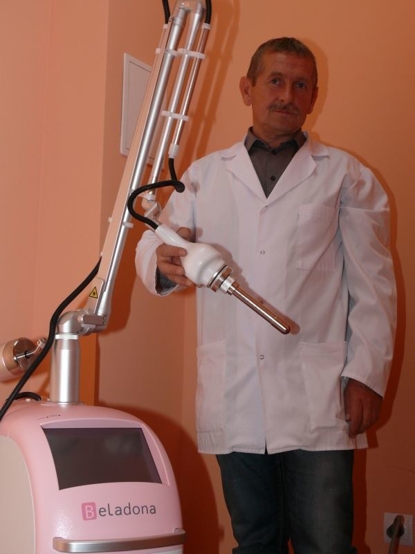 Zabieg jest wykonywany przy pomocy specjalnej końcówki endowaginalnej, którą wprowadza się do wnętrza pochwy &#8211; demonstruje Zdzisław Ogonek, specjalista-ginekolog z Włoszczowy.