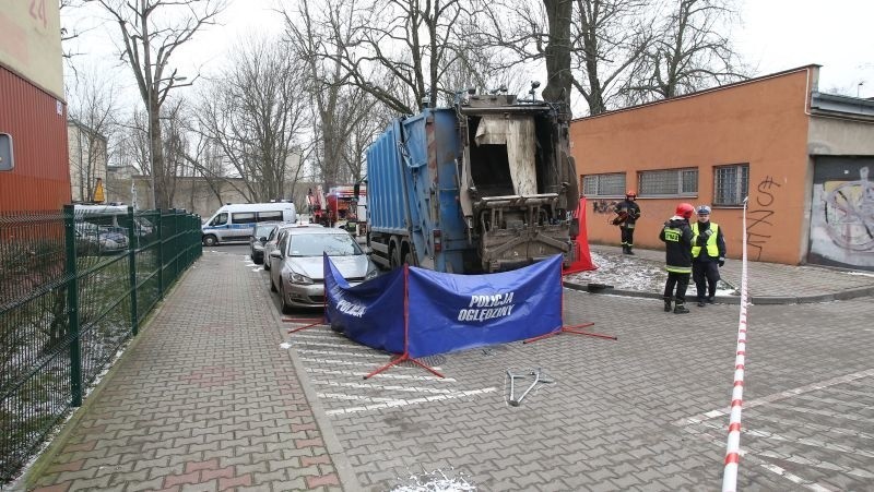 Śmiertelne potrącenie przez śmieciarkę w Łodzi. Zginął mężczyzna! [zdjęcia]