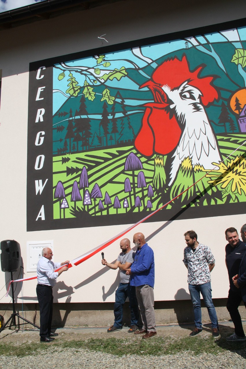 Mural z kogutem wita turystów w Cergowej. Wielkie malowidło powstało na ścianie Domu Ludowego [ZDJĘCIA].