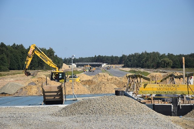 Codziennie ponad 700 osób i kilkaset maszyn pracuje przy budowie trzech odcinków drogi ekspresowej S-19 pomiędzy Kraśnikiem a Lasami Janowskimi