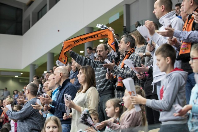 Bydgoskie koszykarki przegrały we własnej hali z mistrzem Polski Ślęzą Wrocław 52:58 w kolejnym meczu Basket Ligi Kobiet. To druga z rzędu porażka naszej drużyny, tydzień temu w Bydgoszczy triumfowała Wisła Kraków, wicemistrz kraju. Zobaczcie zdjęcia z "Artego Areny" >>>