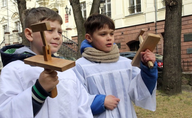 W grudziądzkich parafiach kapłani święcą dziś pokarmy, które będą spożywane na jutrzejszych śniadaniach wielkanocnych. My odwiedziliśmy Bazylikę Kolegiacką na Rynku w Grudziądzu. WIDEO. Bydgoska Święconka 2018 na Starym Rynku/