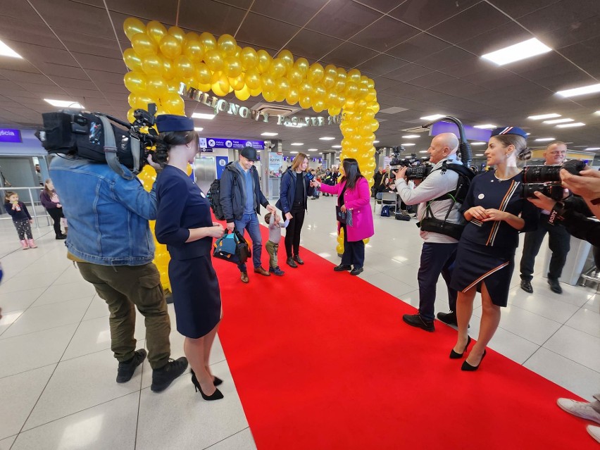 Milionowy pasażer na lotnisku Rzeszów - Jasionka w 2023 roku obsypany nagrodami. Dla wszystkich zaśpiewała Justyna Steczkowska