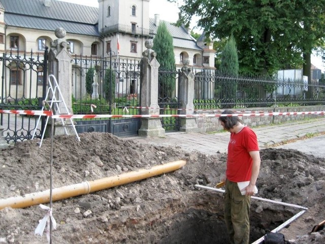 Ruszyły prace archeologiczne przed klasztorem Cystersów. Kieruje nimi Michał Beda z pracowni archeologicznej.