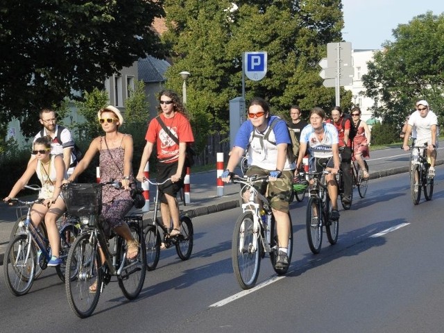 Zawsze w ostatni piątek miesiąca rowerzyści ruszają w Bydgoskiej Masie Krytycznej ulicami miasta. Ten jeden raz - w asyście policji - czują się bezpiecznie w ruchu ulicznym. Co zrobić, żeby tam było na co dzień?