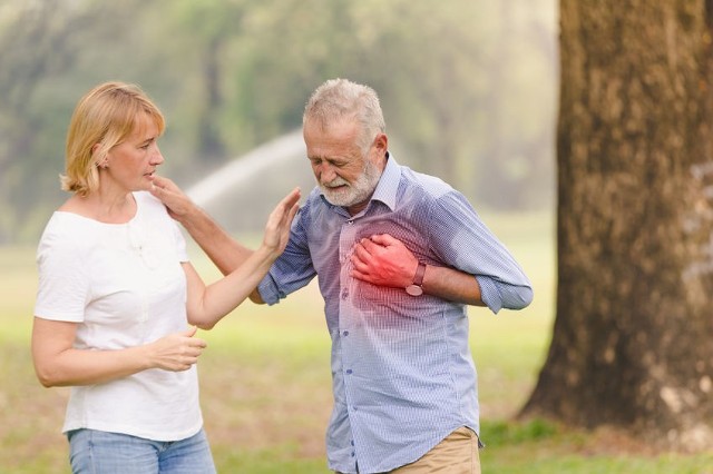 Kłucie serca może być objawem niedotlenienia lub zawału serca. 