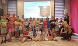 Warsztaty archeologiczne w kazimierskiej bibliotece. Dzieci dowiedziały się sporo o wyszukiwaniu „skarbów”. Zobaczcie zdjęcia