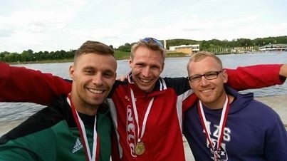 Medaliści mistrzostw Polski w wyścigu kanadyjkarzy na 1000 metrów (od lewej): Tomasz Kaczor, Michał Kudła i Piotr Kuleta.