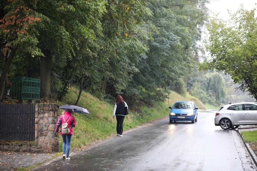 Brakuje chodnika w pobliżu SP nr 135 w Dzielnicy XII...