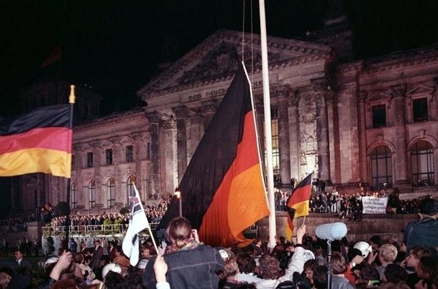 3 października 1990 - Niemcy cieszą się ze zjednoczenia w Berlinie.