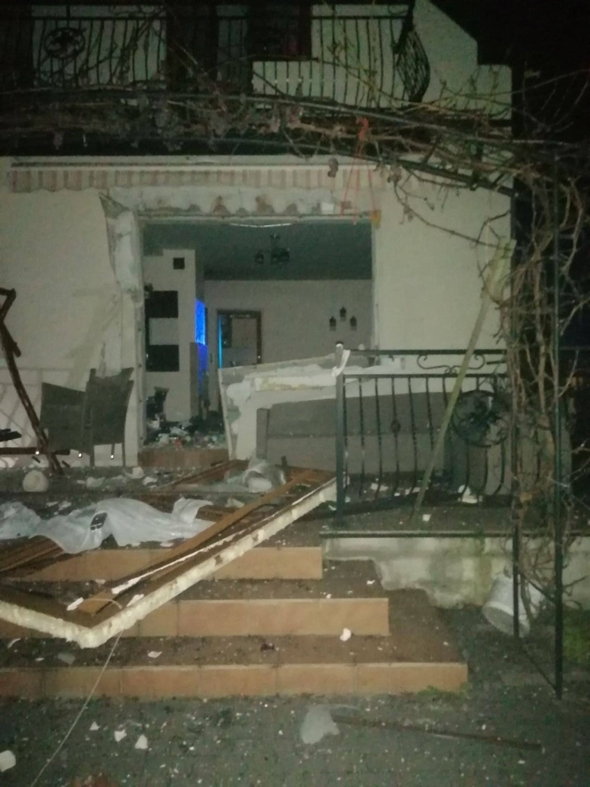 Wybuch pieca w domu w gminie Stara Błotnica. Rodzina bez dachu nad głową, ranny gospodarz w szpitalu