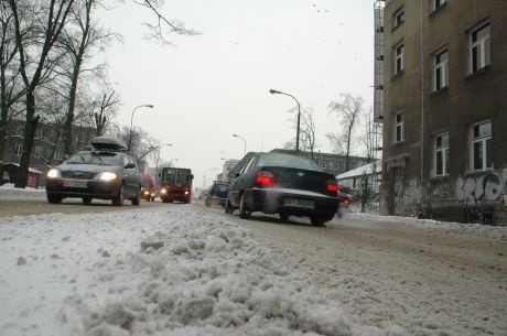 Warunki na ulicach Białegostoku były wczoraj fatalne. Solarki i piaskarki jeździły zbyt rzadko, aby usunąć z jezdni padający przez pół dnia śnieg.