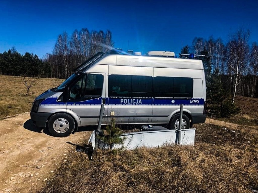 Koronawirus w Polsce. Policjanci strzegą granicy z Litwą [ZDJĘCIA]