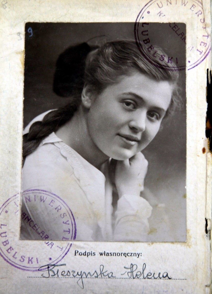 Helena Błeszyńska, później Pawluk, na fotografii z indeksu....