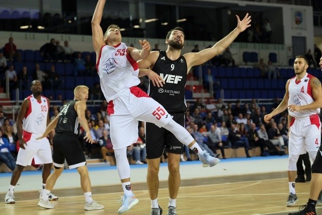 W pierwszym dniu XVII Memoriału Wojtka Michniewicza Polski Cukier Toruń przegrał z VEF Ryga 71:78. Dziś mecz przeciwko KK Cibona Zagrzeb.Kibice oglądający mecz Polskiego Cukru z VEF Ryga zobaczyli w  Arenie Toruń nie tylko tych nowych zagranicznych zawodników swojej drużyny, którzy wzięli udział już w poprzednich meczach sparingowych, ale i Alade Aminu, podkoszowego, który dopiero w ostatnich dniach przyjechał do Torunia.W Arenie Toruń byli obecni także krajowi koszykarze - z Chin powrócili bowiem reprezentanci Polski uczestniczący w mistrzostwach świata. Aaron Cel, Karol Gruszecki i Damian Kulig dopiero w środę, kilka godzin przed memoriałowym meczem, odbyli pierwszy trening z zespołem, w związku z czym nie zagrali w meczu przeciwko VEF Ryga, a jedynie zasiedli na ławce rezerwowych, zresztą w zwykłych ubraniach. Wcześniejsze zajęcia były pierwszymi, podczas których Polski Cukier ćwiczył w pełnym składzie.Mecz z silnym przeciwnikiem, jakim jest VEF, nie ułożył się po myśli torunian. Jeszcze w końcówce drugiej kwarty Polski Cukier przegrywał tylko 34:36, ale dwa rzuty z dystansu dały gościom osiem punktów przewagi do przerwy. W trzeciej kwarcie drużyna z Łotwy potrafiła powiększyć prowadzenie nawet do dwudziestu punktów. Przed ostatnią kwartą było 47:62, ale mimo to w końcowych dziesięciu minutach Twarde Pierniki zdołały mocno zagrozić VEF. Na 90 sekund przed końcem było już tylko 71:73. Ostatecznie łotewski klub utrzymał, a nawet powiększył niewielką przewagę i wygrał 78:71.Najwięcej punktów dla Polskiego Cukru zdobył w środowym meczu Keith Hornsby - siedemnaście.Wcześniej odbył się otwierający memoriałowe granie mecz Anwil Włocławek - KK Cibona Zagrzeb, w którym padł wynik 89:84.  W czwartek drugi i zarazem ostatni dzień turnieju. O17 VEF Ryga zagra z Arką Gdynia, a o 19 Polski Cukier Toruń z KK Cibona Zagrzeb.Polski Cukier Toruń - VEF Riga 71:78Polski Cukier: Hornsby 17, Weaver 15, Schenk 12, Aminu 11, Wright 8, Perka 6, Ratajczak 2POLUB NAS NA FACEBOOKU Nie wiesz, jak skorzystać z PLUSA? Kliknij TUTAJ;nf, a dowiesz się więcej![lista][*] Co dostanę w ramach abonamentu?;nf[*] Dlaczego mam płacić za treści w sieci?;nf[*] Najczęstsze pytania;nf[/lista]