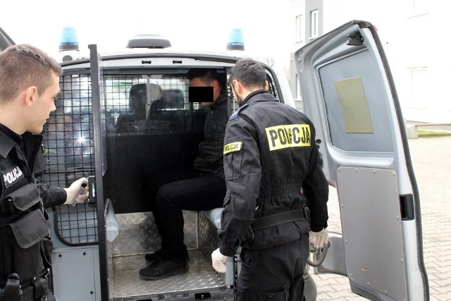 Włamywali się do pomieszczeń na terenie Pszczewa. Nie „oszczędzili” nawet Środowiskowego Domu Samopomocy oraz apteki. Policjanci zatrzymali przestępców i odzyskali część utraconego mienia. Mężczyźni zostali aresztowani na okres trzech miesięcy, grozi im kara do 10 lat pozbawienia wolności.Do zdarzeń doszło na początku lutego. Policjanci otrzymali zgłoszenie o kradzieży z włamaniem na terenie Pszczewa. Środowisko lokalne oburzył fakt, że łupem złodziei padł między innymi sprzęt komputerowy pochodzący ze Środowiskowego Domu Samopomocy, który jest ośrodkiem wsparcia dziennego dla osób chorych psychicznie oraz niepełnosprawnych intelektualnie z terenu Gminy Pszczew i Gminy Przytoczna. Misją Środowiskowego Domu Samopomocy jest przywracanie lub nabywanie umiejętności samodzielnego radzenia sobie w życiu, a więc pomocy ludziom potrzebującym. Dla włamywaczy nie miało to jednak znaczenia, a dodatkowo po kilku dniach na terenie tej samej miejscowości włamali się do apteki. Policjanci z Międzyrzecza wytypowali sprawców i zatrzymali w nocy z 16 na 17 lutego w rejonie Skwierzyny. Zabezpieczyli w ich pojeździe m. in. kominiarki, odzież oraz metalowe łomy. Dodatkowo zabezpieczyli przedmioty pochodzące z włamania do apteki, a przy jednym z zatrzymanych również niewielką ilość amfetaminy. Obaj zatrzymani mężczyźni, to mieszkańcy Gorzowa Wlkp. Policjanci ustalili, że mężczyźni byli dobrze przygotowani do nielegalnego procederu. Według ustaleń śledczych, dokonywali oni przestępstw wykorzystując do tego wynajęty wcześniej samochód, wyposażeni byli w narzędzia służące do pokonania zabezpieczeń, a jeden z nich wielokrotnie karany był za czyny przeciwko mieniu i odbywał za nie kary pozbawienia wolności. 28-latek oraz jego 26-letni kolega na wniosek Prokuratury Rejonowej w Międzyrzeczu zostali aresztowani na okres trzech miesięcy. Za kradzieże z włamaniem Kodeks Karny przewiduje karę do 10 lat pozbawienia wolności. Policjanci sprawdzają również, czy te same osoby nie popełniły innych przestępstw na terenie powiatu międzyrzeckiego oraz powiatów ościennych. Sprawa jest rozwojowa, policjanci nie wykluczają dalszych zatrzymań.Zobacz też: Związał staruszkę i okradł jej mieszkanie. Kobieta udusiła się. Zarzuty dla zabójcy z Sulęcina