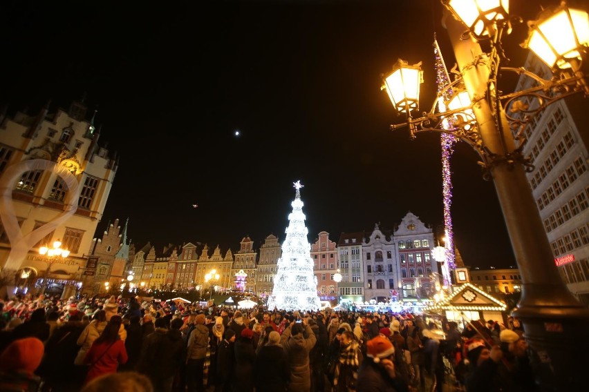 Choinka na wrocławskim Rynku świeci pełnym blaskiem [ZDJĘCIA