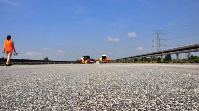 Drogowcy zerwą stare warstwy nawierzchni i położą nowe (wiążącą i ścieralną). Podczas prac remontowana jezdnia będzie zamknięta, a cały ruch kierowany na drugą.