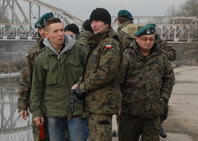 Radosław Obara (z lewej, po cywilnemu) dokładnie pokazał minerom ze Świnoujścia i saperom z Głogowa, gdzie leży 250-kilogramowa bomba lotnicza.