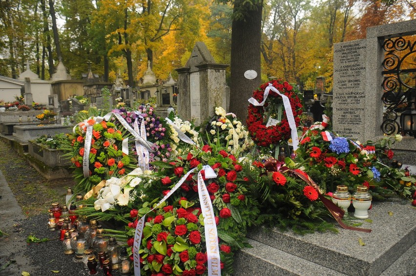 Grób, w którym złożono urnę z prochami Andrzeja Wajdy