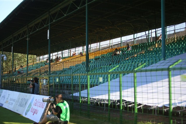 24.07.2022. Mecz GKS-u Katowice z Bruk-Bet Termaliką Nieciecza odbył się przy pustej trybunie "Blaszok", gdzie zasiadają najbardziej zagorzali kibice GieKSy. Na trybunie głównej było trochę widzów.