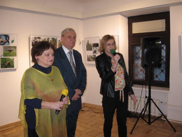 Autorzy prac: Izabella Mosańska i Maciej Surma zaprosili na wystawę. Powitała gości Anna Skubisz - Szymanowska.
