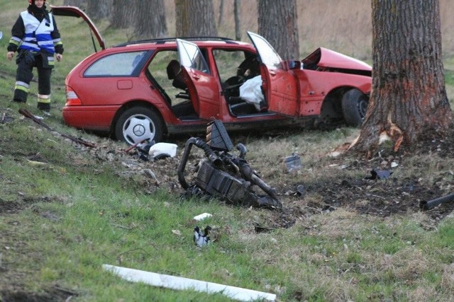 Tragiczny wypadek na drodze krajowej nr 21. Czerwone auto uderzyło w drzewo.