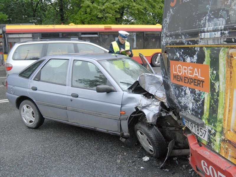 Zderzenie autobusu i forda w Rzeszowie...