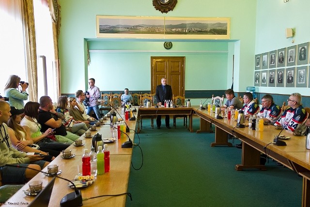 Kilkudziesięciu kibiców hokeja pełnych obaw o przyszłość hokeja w Sanoku miało pikietować na Rynku, ale policja nie wydała zezwolenia na zgromadzenie. Spotkali się więc w Ratuszu z burmistrzem Tadeuszem Pióro oraz prezesem STS-u Damianem Delektą, i dyrektorem sportowym Maciejem Bilańskim. Dziś u burmistrza spotkanie z głównymi sponsorami klubu.