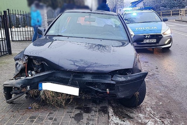 27-letni mężczyzna z Kikoła był pod działaniem alkoholu. Oświadczył, że kierował autem. Przyznał, że w okolicy miejscowości Jastrzębie zjechał z drogi i uderzył skarpę, w wyniku czego uszkodził auto