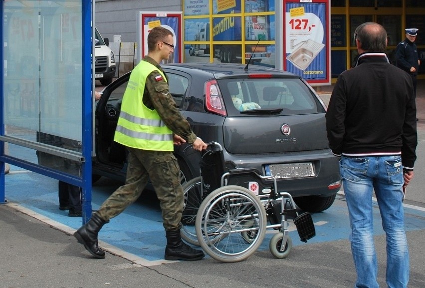 Policja w Chorzowie poluje na kierowców pod hipermarketami [ZDJĘCIA]