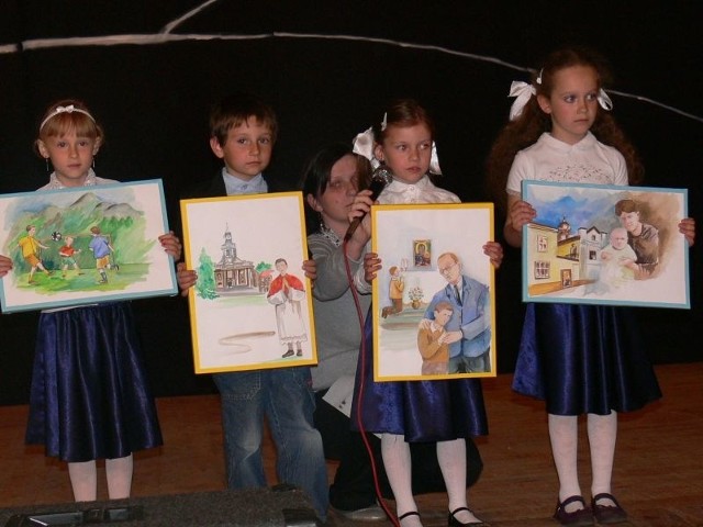 Podczas koncertu Fundacji Daj Szansę w Suchedniowie przedszkolaki zaprezentowały program artystyczny o Janie Pawle II.