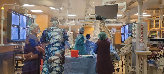 Zespół kardiologów, anestezjologów oraz kardiochirurgów jako pierwszy w Polsce, wszczepił zastawkę samorozprężalną typu Venus dwóm nastolatkom.