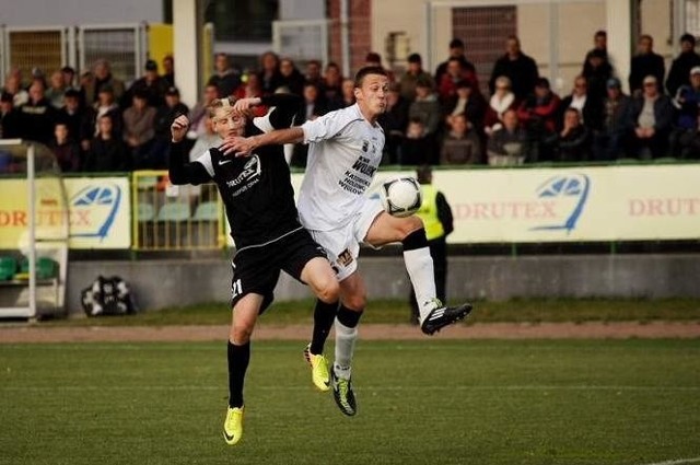 Dzisiaj (19 października) o godz. 16 w trzynastej kolejce na stadionie Miejskiego Ośrodka Sportu i Rekreacji przy ul. A. Mickiewicza w Bytowie miejscowy Drutex-Bytovia spotka się z KS Polkowice.