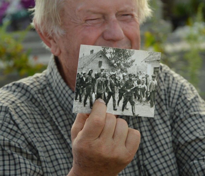 Henryk Pomykalski pokazuje zdjęcie z wkroczenia partyzantów...