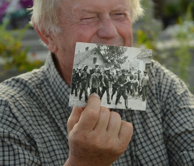 Henryk Pomykalski pokazuje zdjęcie z wkroczenia partyzantów do Proszowic w lipcu 1944 roku