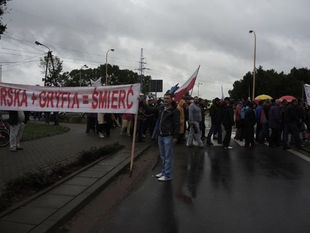 Dziś, czyli w poniedziałek 2 września od 16.00 przeciwnicy konsolidacji MSR i SSR "Gryfia" zablokowali wjazd do Świnoujścia.