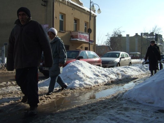 Na ostrowieckich chodnikach utworzyły się hałdy śniegu i kałuże.