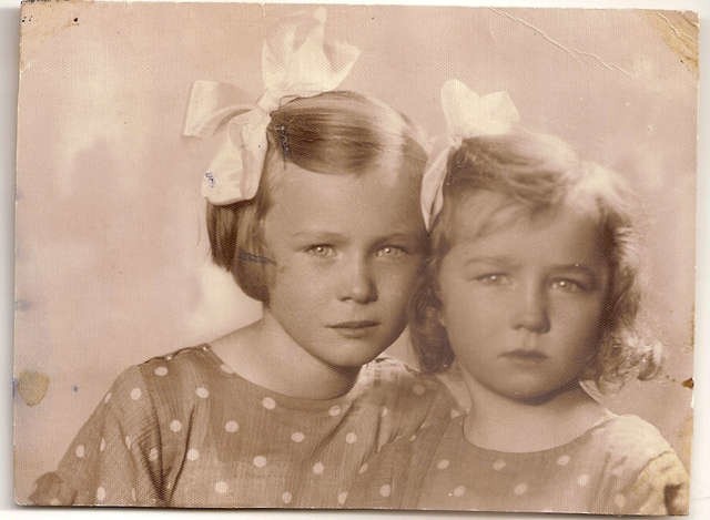 Autorka artykułu jako dziecko ze swoją starszą siostrą Krysią