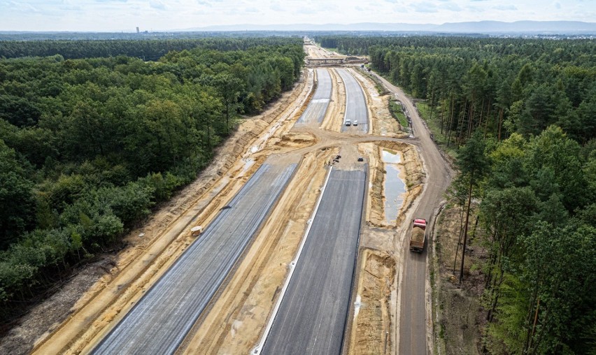 Na budowie drogi S1 między Oświęcimiem a Bielskiem widać już...