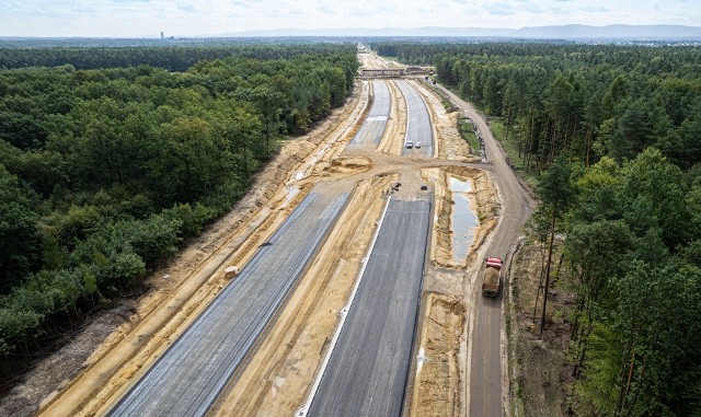 Na budowie drogi S1 między Oświęcimiem a Bielskiem widać już konkretne efekty. Na części odcinków pojawiła się pierwsza warstwa asfaltu